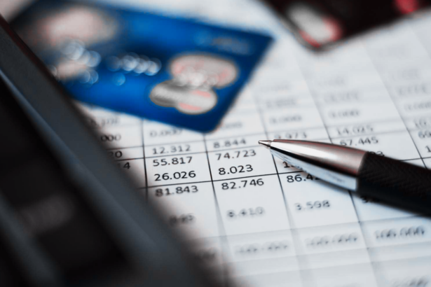 Una pareja revisa sus finanzas mientras consulta su historial crediticio, factor que expertos relacionan con la estabilidad de las relaciones sentimentales.
