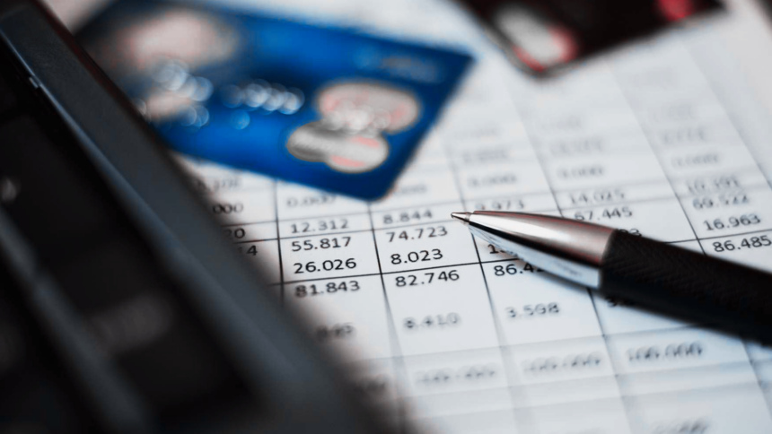 Una pareja revisa sus finanzas mientras consulta su historial crediticio, factor que expertos relacionan con la estabilidad de las relaciones sentimentales.