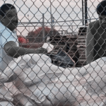 Residentes de El Paso reciben bolsas de arena ante el pronóstico de lluvias fuertes e inundaciones.