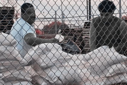 Residentes de El Paso reciben bolsas de arena ante el pronóstico de lluvias fuertes e inundaciones.