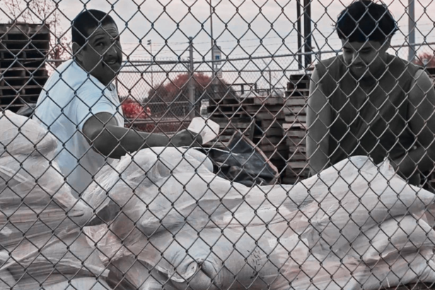 Residentes de El Paso reciben bolsas de arena ante el pronóstico de lluvias fuertes e inundaciones.
