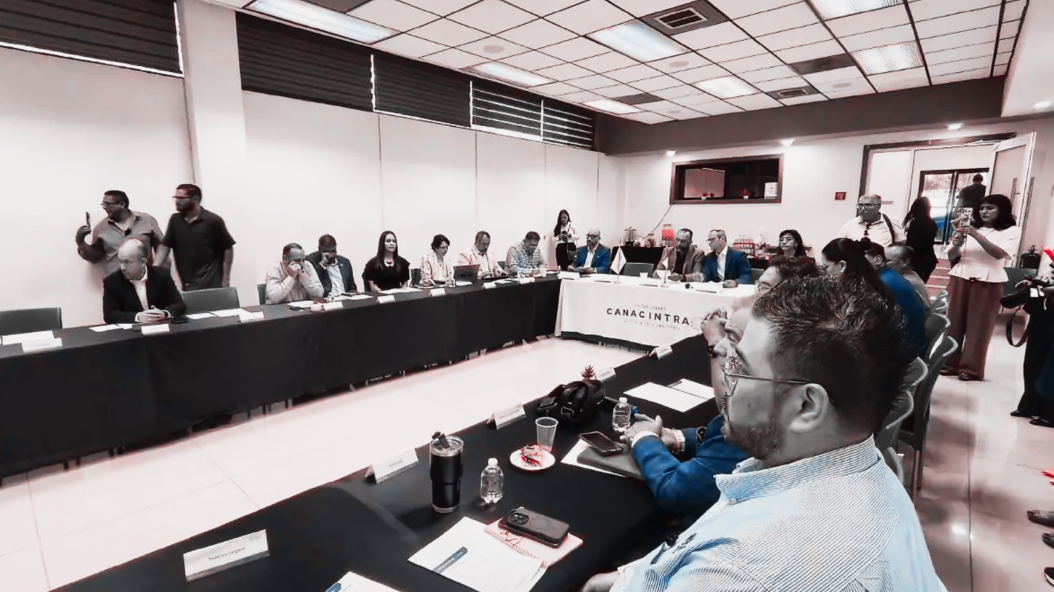 Representantes de Canacintra y autoridades municipales durante reunión para fortalecer la industria en Ciudad Juárez.