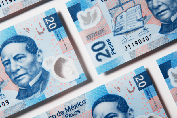 Peso mexicano frente al dólar durante una jornada de depreciación de la moneda nacional.