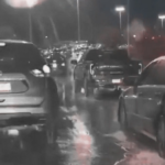 Vehículos varados por acumulación de agua en la carretera Juárez-Porvenir durante la noche.