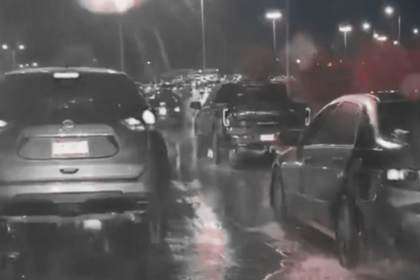 Vehículos varados por acumulación de agua en la carretera Juárez-Porvenir durante la noche.