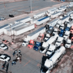 Camiones de carga utilizados para transportar mercancías hacia supermercados y comercios en Ciudad Juárez.