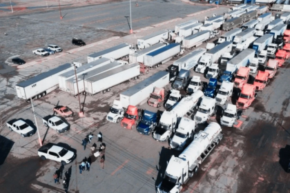 Camiones de carga utilizados para transportar mercancías hacia supermercados y comercios en Ciudad Juárez.