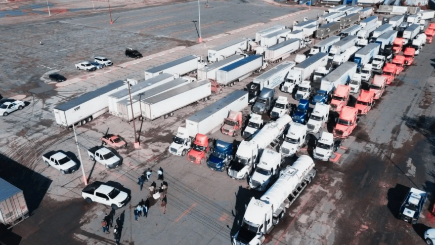 Camiones de carga utilizados para transportar mercancías hacia supermercados y comercios en Ciudad Juárez.